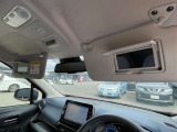運転席と助手席にはバニティーミラーが装備されております。