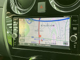 現在地周辺の道路や施設名が地図上に表示され、画面を見ながら位置関係を把握しやすい仕様です。目的地までの道順を確認する際にも役立ち、日常のお出かけを支えます。