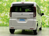 後方からの視界を確保し、安全な運転をサポート。シンプルで力強いデザインが印象的です。
