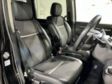 前席は背もたれと座面にゆとりが感じられ、運転席・助手席それぞれにヘッドレストを備えています。窓からの視界も広く、毎日の移動を落ち着いて過ごしたい方におすすめです。