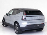 Volvo Cars appで車にリモートアクセスして、空調機能の操作や車の施錠・開錠、ソフトウェア更新などが可能です。エアコンやシートヒーターを操作して、出発前に車内を快適な温度に整えられます。