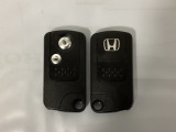 スマートキーを装備しています。鍵を差し込むことなくドアロックの開け閉めと、スタートボタン操作でのエンジンスタートができます。スペアキーも同じものを用意しております。