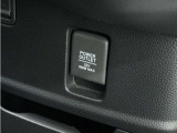 ◆12V電源ソケット◆スマートフォンの充電等にも便利な電源ソケット!使いやすい場所に装備されています。