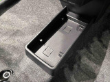 ティッシュ箱もぴったり収まるセンターフロアトレイ