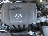 24Vマイルドハイブリッドで爽快な走りを実現する「e-SKYACTIV-G 2.0」。高効率エンジンと電動化技術の組み合わせにより、燃費性能とアイドリングストップ機能をさらに向上させました。