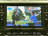 テレビ番組を映し出す画面を備えており、停車中に映像を視聴できます。待ち時間などに車内で番組を楽しめる装備で、日常のさまざまなシーンで活用いただけます。