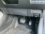 駐車ブレーキは指で操作する電動式です