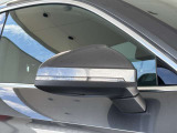 ●アウディサイドアシスト『後方の死角を並走する車両を検知しドアミラーの内側のLEDが点灯。ドライバーに注意を促し事故を未然に防ぐシステムです。』