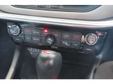 運転席から操作しやすい位置に配置されています。