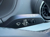 車速や雨量に応じてワイパーの速度を自動調整するオートワイパー機能付き