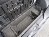 洗車道具などの小物の収納に便利なサブトランク