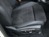 身体をしっかり支えながら長時間のドライブでも快適に過ごせるBMWのシート。素材の質感やステッチ細部まで丁寧に仕上げられたデザインが室内に上質な雰囲気を齎します。乗る度に心地良さを感じられるシートです。