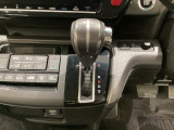 CVT車のセレクトレバーです。低速から高速まで、変速ショックのないスムーズな走りを実現するとともに、エンジン効率のよい領域を維持することで燃費にも貢献します。