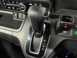 インパネシフトだから視線の移動も少なく足元もスッキリ♪運転席もゆったりしているのでゆとりを持ってドライブできますね!