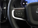 前方車を自動追従するアダプティブクルーズコントロールに加え、ステアリング操舵も行う進化型クルーズ『パイロットアシスト』を搭載。車体を車線内へと適正に維持しつつ先行車を忠実に追従します。