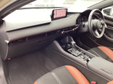オレンジ色のステッチがお洒落なシンプルなインパネデザイン☆ 運転に集中しながら必要な情報を直感的に確認しやすくしています! スポーティなインパネは『大人のゆとり』を感じさせる力強さと上質な洗練された空