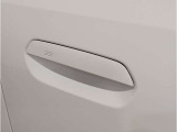 BMWのドアを閉めた時の重厚感は所有者様の満足度を高めてくれます。