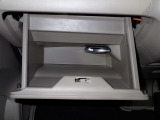 大型のグローBOXが装備されています。よく使うアイテムの収納に便利です、欲しい時にすぐに取り出せます♪