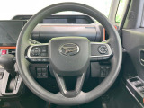 インテリアに合わせたデザインのステアリングは、運転される方のことも考え、運転しやすい形状、大きさです。是非一度、実際に触ってお確かめください。