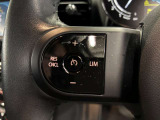 MINIの運転席操作部は、中央に構えるディスプレイが最大の特徴です。航空機を思わせるトグルスイッチなど、直感的で遊び心のあるメカニカルな操作感が、ゴーカートのような走りの高揚感を高めます。