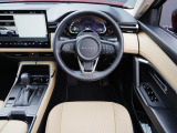 水平軸を感じさせるモチーフで構成されたインテリア。車両の姿勢変化を感じやすくなり、安全で快適な運転をサポートします。