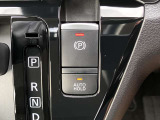 信号待ちなどでブレーキから足を離しても停車を維持してくれるオートブレーキホールド&スイッチを引き上げるだけでパーキングブレーキがかけられる電動パーキングブレーキ