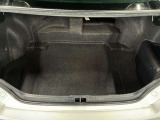 トランク収納スペースをご確認ください。荷物の積み下ろしがしやすい広さを確保しており、日常使いからレジャーまで幅広く活用できます。
