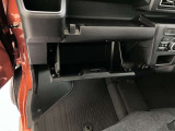 助手席側には小物の収納に便利なグローブボックスが装備されているので車内の整理にもとっても便利です♪