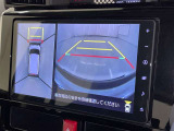 パノラミックビューモニターを装備。駐車場や交差点でクルマを真上から見るように周囲を確認できます。機能の詳細は販売店スタッフまでおたずねください。