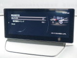 こちらのお車には先進安全装備が多数搭載されています。衝突被害を回避あるいは軽減するためのブレーキや、後方死角からの接近警報、車線逸脱を防止する警報装置など、詳しくはスタッフまでお尋ねください。