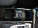 使い勝手の良いセンター部のドリンクホルダーです。