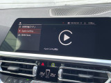 【アップルカープレイ】iPhoneがBMW車両とワイヤレスで接続されます。Apple CarPlayでは、オーディオストリーミングやメッセージングアプリがディスプレイに表示されます。