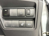 オートマチックハイビームとは、先行車や対向車のライトを認識し、ハイビームとロービームを自動で切り替える機能です。夜道の視界を確保します。詳細は販売店スタッフまでおたずねください。