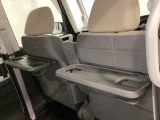 運転席・助手席の背もたれには、2列目シート用にカップホルダー付きの「格納式のシートバックテーブル」を装備しています。休憩時のちょっとした時間などカップを置いたり、小物置きに使えて便利です。