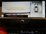 パノラミックビューモニター付きです。車両を上から見たような映像をディスプレイオーディオ画面に表示。運転席からの目視だけでは見にくい、車両周辺の状況をリアルタイムでしっかり確認できます。