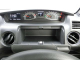 運転席前にも小物入れが!