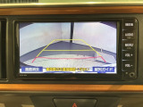 リバースギアに入れるだけで後方の表示へ切り替わります。夜間や雨の日の駐車も楽になりますよ。