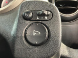 狭い駐車場で便利な電動格納ドアミラーが付いています。
