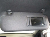 サンバイザーにはバニティミラーが付いてます。お化粧や髪型のチェックができますよ。