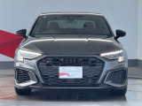 Audiの象徴であるシングルフレームグリルをよりワイドで低くシャープなデザインとすることでワイド&ローのフォルムを協調しています。