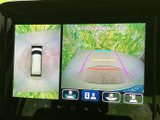 狭い場所での運転をサポートするバックモニター。安全確認がしやすく、スムーズな駐車を支援します。運転に自信がない方にもおすすめです。