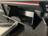 【グローブボックス】収納スペースがあるので車内が散らからずに助かります。ちょっとした物を入れるのにいいですね♪