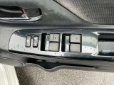 挟み込み防止機構付きパワーウインドウ、空気の入れ替えや料金所などで便利なワンタッチオート付きです。