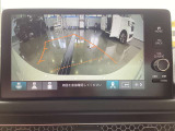 大型画面で確認できるガイド付きバックカメラです。商業施設や立体駐車場、夜間の後方確認に役立ちます。