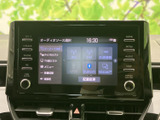 AM・FMやUSB、Bluetoothなどの選択肢が画面上に並び、利用したい音源を見つけやすい構成です。ラジオや接続機器を使い分けられ、通勤や遠出の移動時間にも活用できます。
