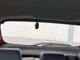 リア側ドライブレコーダー。運転中の映像・音声などを記録して、交通事故やトラブルが起きた時の正確な状況把握に役立つドライブレコーダーが装着されています。