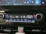 エアコンはオートエアコン付きになります。お好みの温度設定にすれば車内の温度を検知し自動で調整してくれます。暑い日は寒い日は特にオススメです♪
