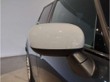 その車の印象を植え付けるのはボディカラーだけではないんです。ルーフとミラーキャップがおしゃれなMINIを形成するポイントにもなりますよ!