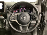ハンドルにHondaセンシング系のクルーズコントロールやレーンキープアシストなどのスイッチと、オーディオの操作スイッチが装備されています。ハンドルから手を離さず安全に操作できます。