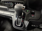 インパネシフトだから視線の移動も少なく足元もスッキリ♪運転席もゆったりしているのでゆとりを持ってドライブできますね!